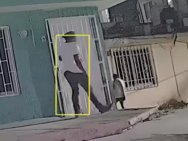 Cámaras captan momento en que sujeto acecha a mujer en Solidaridad Urbana