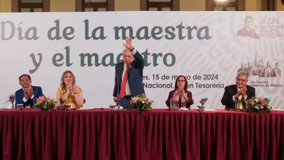 El presidente Andrés Manuel López Obrador encabezó en Palacio Nacional el festejo por el Día del Maestro El presidente Andrés Manuel López Obrador encabezó en Palacio Nacional el festejo por el Día del Maestro