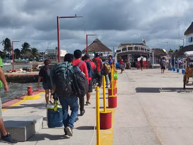 Más de 200 personas abandonan la isla Holbox gracias a la evacuación gratuita