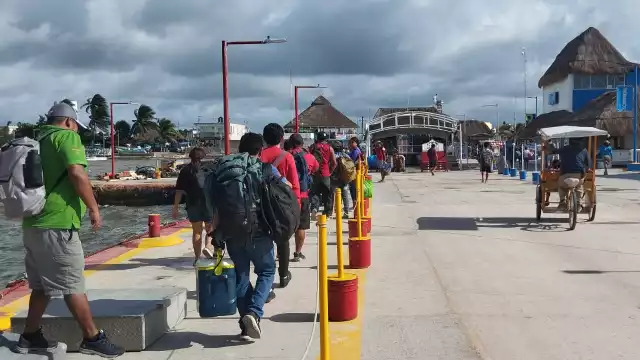 Más de 200 personas abandonan la isla Holbox gracias a la evacuación gratuita