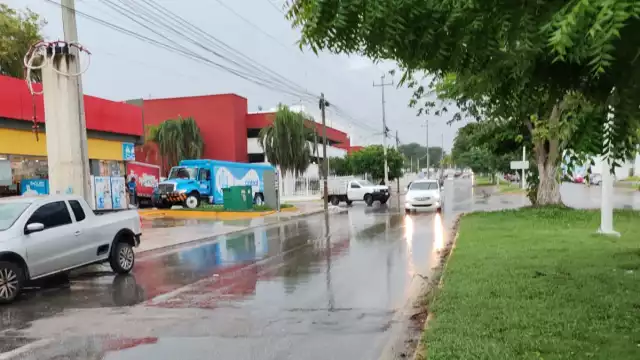 La avenida López Portillo en Campeche está seriamente afectada por las lluvias de la onda tropical 16.