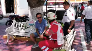 Hombre sufre malestar en parque Zaragoza y es auxiliado por policías y paramédicos de Ciudad del Carmen  