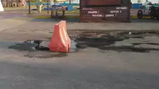 Fuga de agua potable en Sabancuy evidencia rezago en la red hidráulica