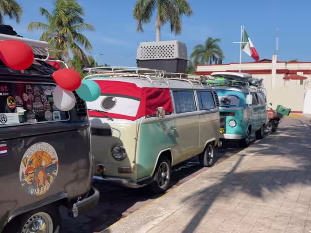 Una caravana de combis estilo noventero pernoctó en el centro de Champotón