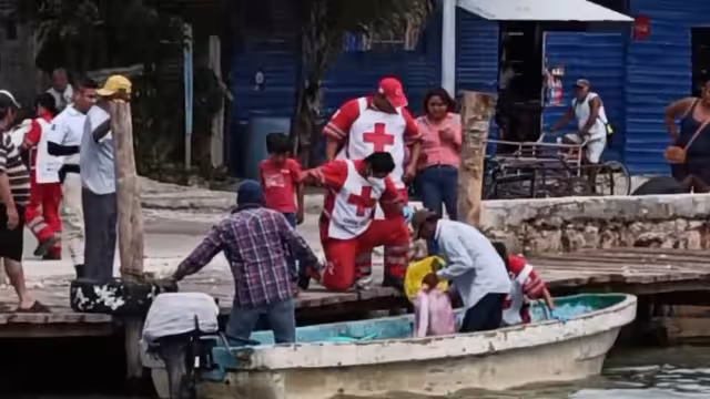 La madre y la bebé fueron atendidas por paramédicos de la Cruz Roja