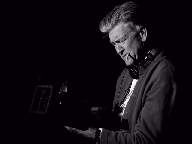 Famosos del mundo del entretenimiento reaccionan a muerte de David Lynch.