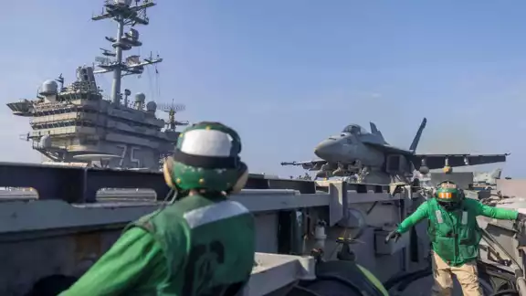 El ataque consistió en seis bombardeos aéreos dirigidos a diversas posiciones en las montañas de Al-Miskaad El ataque consistió en seis bombardeos aéreos dirigidos a diversas posiciones en las montañas de Al-Miskaad