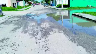 El tramo que va de la avenida principal hasta la colonia La Lupita está lleno de hoyancos que representan un peligro para los conductores y arruinan los vehículos