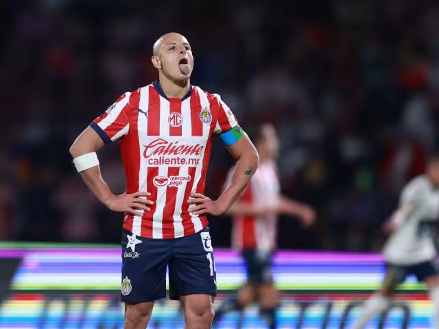 Chicharito brilló más a media semana por sus polémicos videos; no jugó ante León en debut de Chivas.