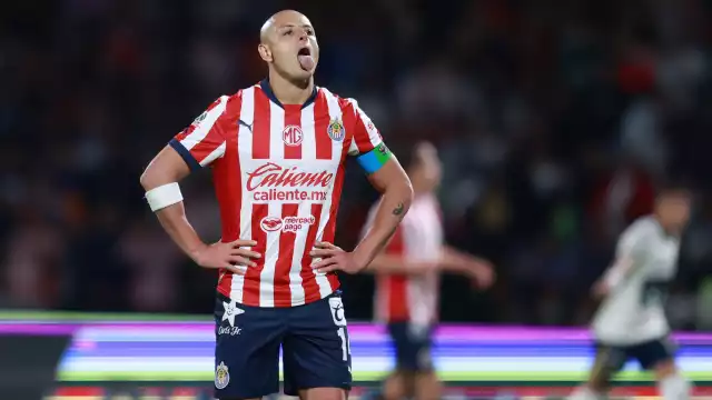 Chicharito brilló más a media semana por sus polémicos videos; no jugó ante León en debut de Chivas.