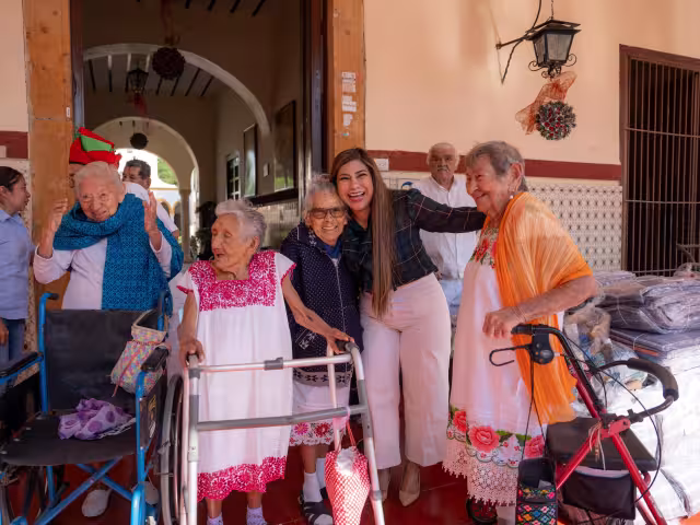 Wendy Méndez Naal, presidenta de la institución, dijo que la entrega consistió en 515 sillas de ruedas, 158 andaderas,171 bastones y 26 pares de muletas.