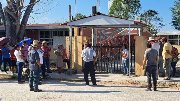 Padres de familia denunciaron que desde hace cuatro años inició la construcción y luego la abandonaron