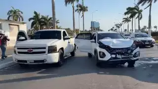 Fuerte choque de camionetas en el Malecón de Campeche 