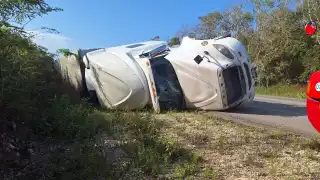Trailero se dormita y vuelca  en carretera federal 307 de Felipe Carrillo Puerto 