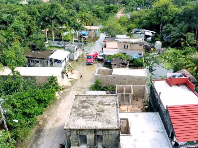 Al menos 10 familias se vieron afectadas, con patios anegados, y dos de ellas han tenido que dejar sus hogares