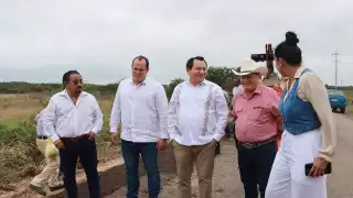 Supervisa Joaquín Díaz Mena trabajos de bacheo en  la carretera Colonia Yucatán - El Cuyo