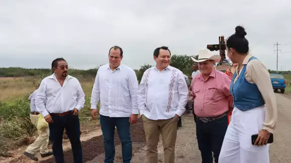 El Gobernador Joaquín Díaz Mena supervisó los trabajos de atención al tramo carretero Colonia Yucatán - El Cuyo El Gobernador Joaquín Díaz Mena supervisó los trabajos de atención al tramo carretero Colonia Yucatán - El Cuyo