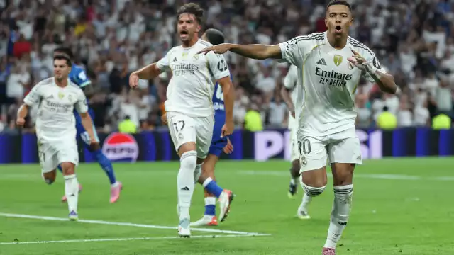 Kylian Mbappé anotó los dos goles del Madrid desde el manchón penal.