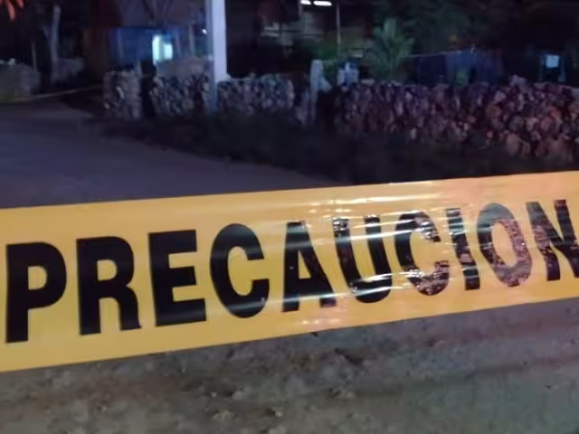 Paramédicos arribaron al fraccionamiento para atender al herido, quien presentaba una herida profunda