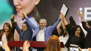 Gobernador Ramírez Bedolla firma decreto que legaliza el aborto en Michoacán