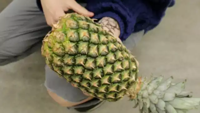 Así puedes ligar en el súper utilizando una piña, nueva tendencia en redes