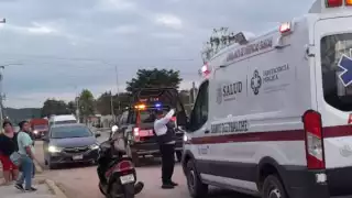 Un motociclista sufrió lesiones tras atropellar a un perrito y derrapar en la carretera