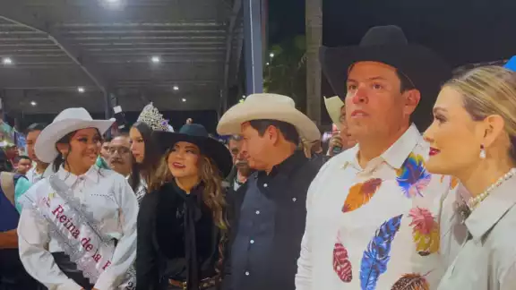 El Huacho Mena en un recorrido en la feria