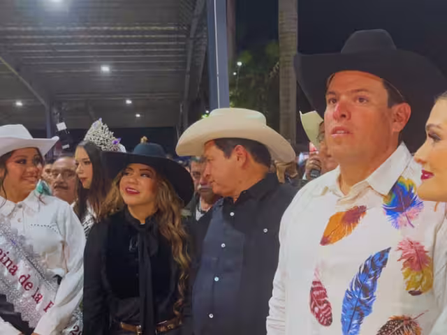 El Huacho Mena en un recorrido en la feria