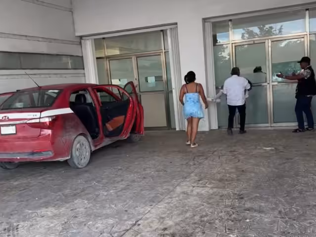 Estudiantes intoxicadas son trasladadas a un hospital en Cancún.