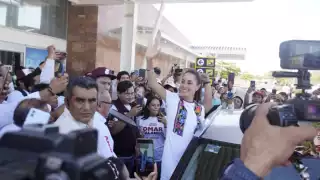 Claudia Sheinbaum llega a Campeche; fue recibida por decenas de morenistas
