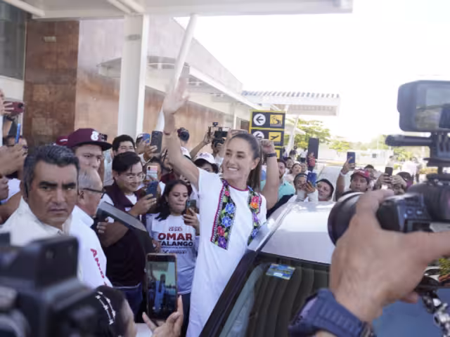 Un aeropuerto completamente lleno espero la llegada de Claudia Sheinbaum Pardo