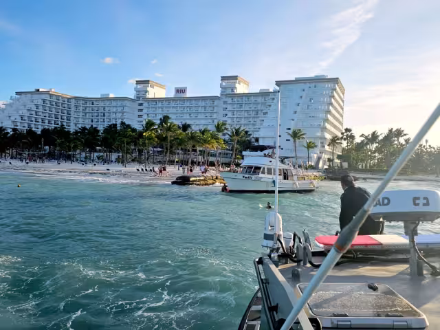 Eran ocho integrantes, entre los que había dos menores de edad y seis adultos; se desconoce qué originó la falla de la embarcación, misma que fue remolcada por la Semar