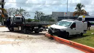 Chocan y vuelcan en boulevard Colosio de Cancún: 12 heridos y vehículos al corralón