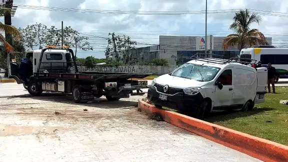 Exceso de velocidad sobre pavimento mojado deja 12 lesionados en doble accidente en Cancún Exceso de velocidad sobre pavimento mojado deja 12 lesionados en doble accidente en Cancún
