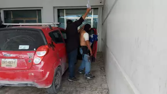 La víctima del ataque fue trasladada por su familia en un auto particular. La víctima del ataque fue trasladada por su familia en un auto particular.