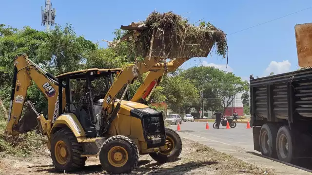 Fue necesario utilizar maquinaria pesada para remover la gran cantidad de basura acumulada.