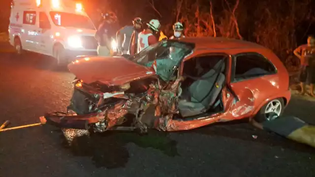 El auto quedó destrozado, tras impactar con un tractocamión.