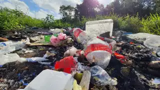 Desechos ilegales en Cancún amenazan el acuífero local y la salud pública