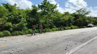 Escombro regado en la carretera Escárcega–Villahermosa pone en riesgo a automovilistas