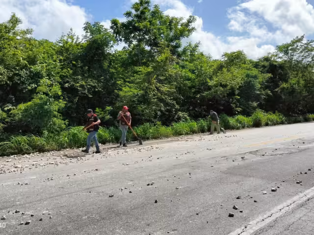 Camión volquete dejó escombro sobre la carretera Escárcega–Villahermosa.