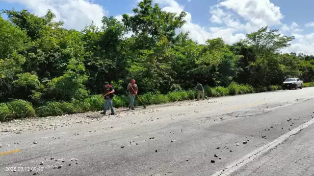 Camión volquete dejó escombro sobre la carretera Escárcega–Villahermosa.
