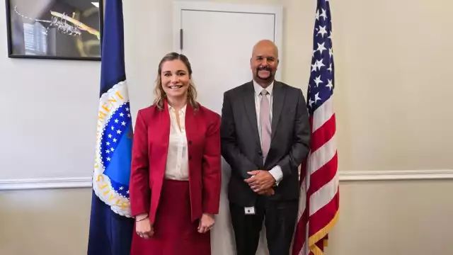 Maru Campos, gobernadora de Chihuahua y Michael Walton, director del Servicio de Salud para Animales y Plantas del Departamento de Agricultura de Estados Unidos