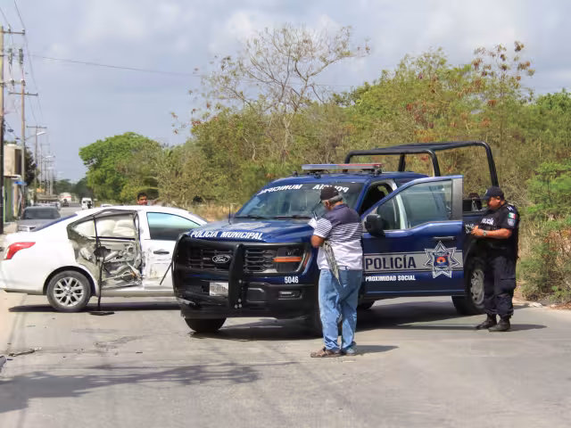 Autoridades locales lograron darle alcance al vehículo en la avenida Niños Héroes, donde el conductor perdió el control, debido a la lluvia y el exceso de velocidad