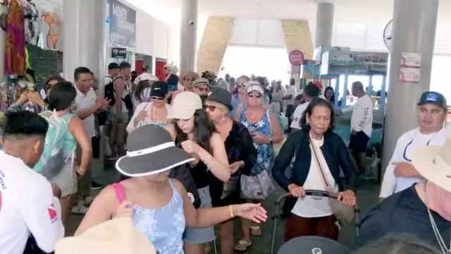 Visitantes manifestaron su enojo por el contratiempo y exigieron a la empresa garantizar el servicio diariamente