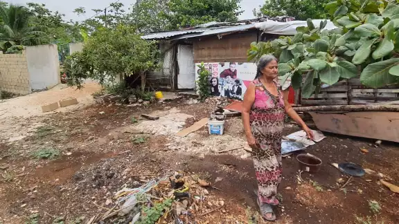Los mayores problemas que enfrentan las personas es estar propensas a enfermarse, la pérdida de sus pertenencias por la humedad y los techos
de lámina que se les vuelan, sin que reciban ninguna ayuda del Ayuntamiento o Estado; además, sus calles se vuelven lodazales Los mayores problemas que enfrentan las personas es estar propensas a enfermarse, la pérdida de sus pertenencias por la humedad y los techos
de lámina que se les vuelan, sin que reciban ninguna ayuda del Ayuntamiento o Estado; además, sus calles se vuelven lodazales