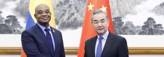 El Ministro de Relaciones Exteriores de China Wang Yi sostuvo una conversación con su homólogo colombiano Luis Gilberto Murillo