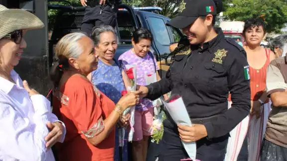 La SSP celebró a las mamás en el mercado de la colonia Chuburná