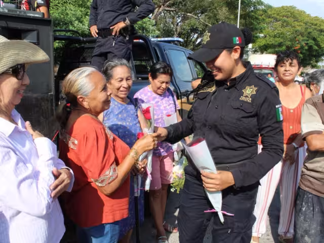 La SSP celebró a las mamás en el mercado de la colonia Chuburná