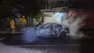 Bomberos sofocan incendio de automóvil en la madrugada