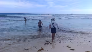 Guardavidas de Protección Civil Cancún rescataron a dos bañistas arrastrados por corrientes de retorno en playas de la zona hotelera.